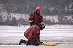 Zlínští hasiči v úterý trénovali na Fryštácké přehradě vyproštění osob, pod nimiž se prolomil  led.