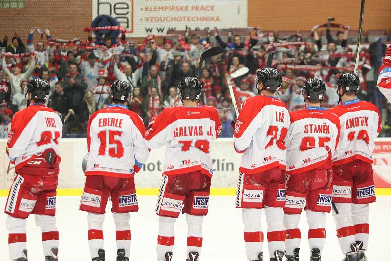 Extraligoví hokejisté Olomouce ovládli předkolo play-off, když sérii na tři vítězství ukončili v sobotu ve Zlíně po výhře 3:2. Na snímku vítězné emoce kohoutů.