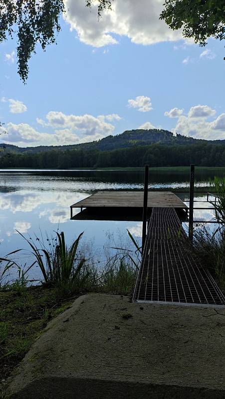 Zapomenutý kostel a okouzlující rybník.