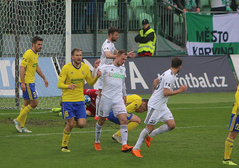 Karviná (v bílém) porazila  Zlín 2:0