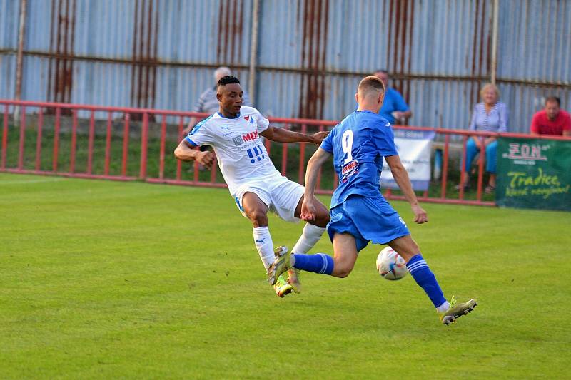 Fotbalisté Kvítkovic (modré dresy) doma prohráli s Baníkem Ostrava "B" 2:5.