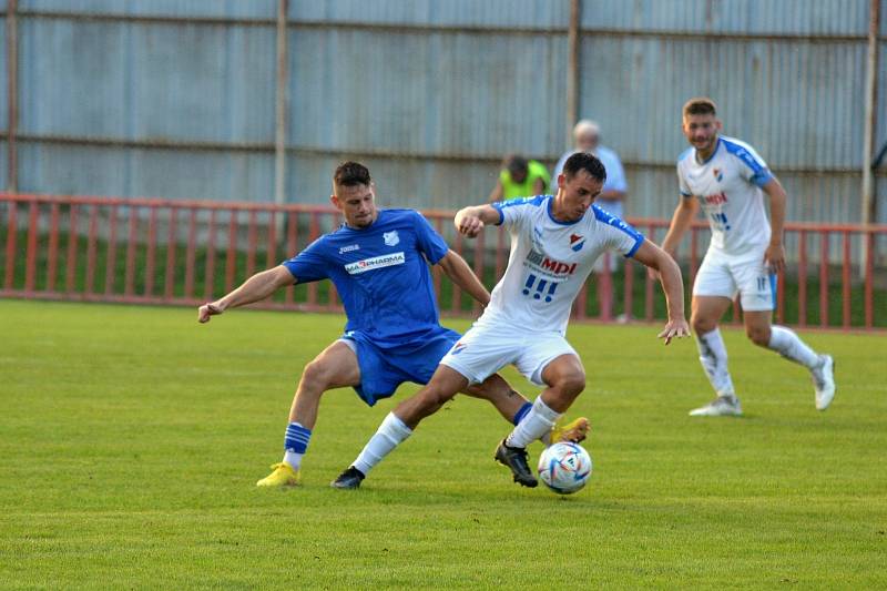 Fotbalisté Kvítkovic (modré dresy) doma prohráli s Baníkem Ostrava "B" 2:5.