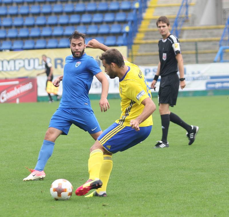 Fotbalisté Fastavu Zlín (ve žlutém) v pátečním přípravném zápase doma podlehli druholigovým Vítkovicím 0:1.