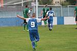 Slušovičtí fotbalisté (modré dresy) doma porazili Velké Karlovice 1:0.