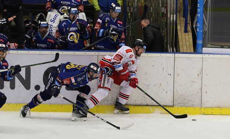 Hokejisté Zlína (modré dresy) v 54. kole TIpsport extraligy na Zimním stadionu Luďka Čajky vyzvali Olomouc.