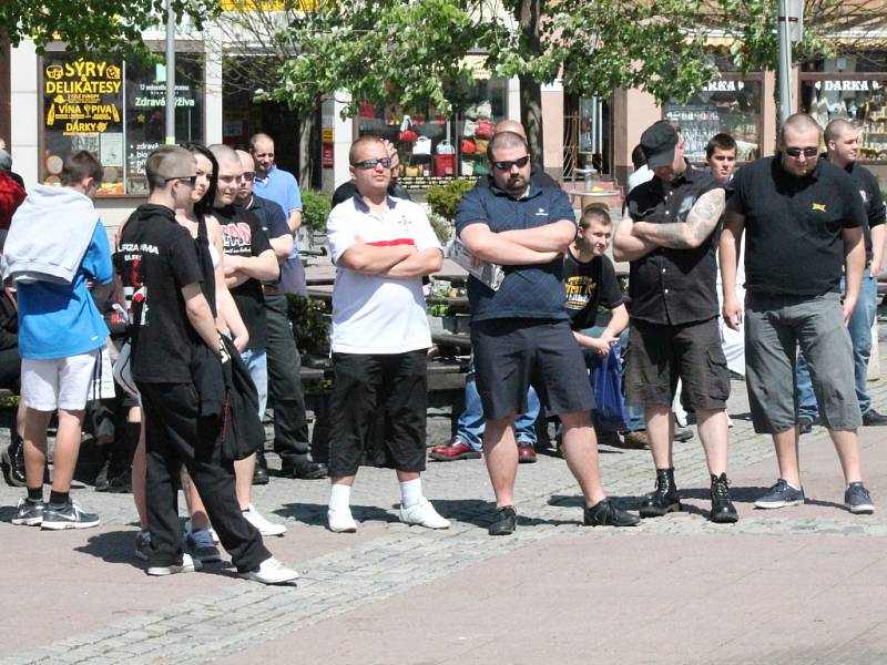 Na mítink DSSS na zlínském náměstí Míru dorazila v neděli po obědě asi třicítka sympatizantů.