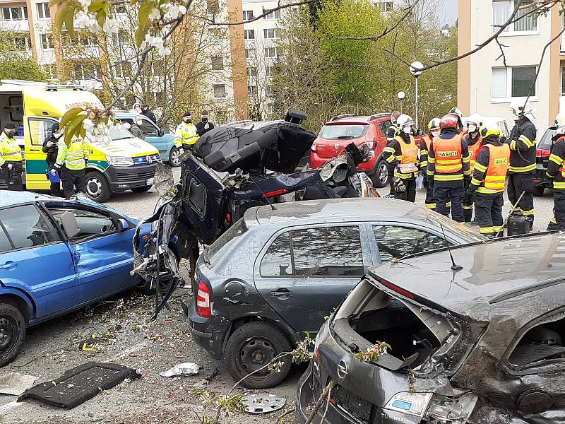 Řidič vylétl z komunikace, vozidlo málem rozpůlil o sloup a "přistál" na parkovišti. Zdemoloval u toho další čtyři auta.