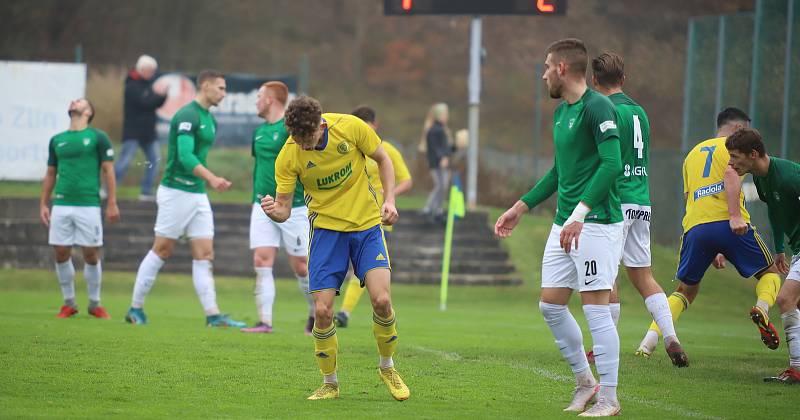 Fotbalisté Zlína B (žluté dresy) v posledním domácím zápase podzimní části třetí ligy podlehli Hlučínu 2:3.