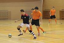 Zlínští futsalisté (v oranžových dresech) v 11. kole druhé ligy podlehli hodonínskému Tangu 1:6. Utkání se hrálo ve Sportovním centru Radostova v Luhačovicích.