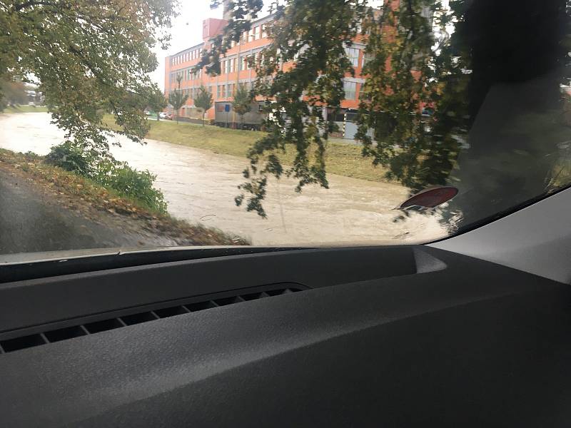 Vytrvalý déšť ve Zlínském kraji zvedal hladiny řek.