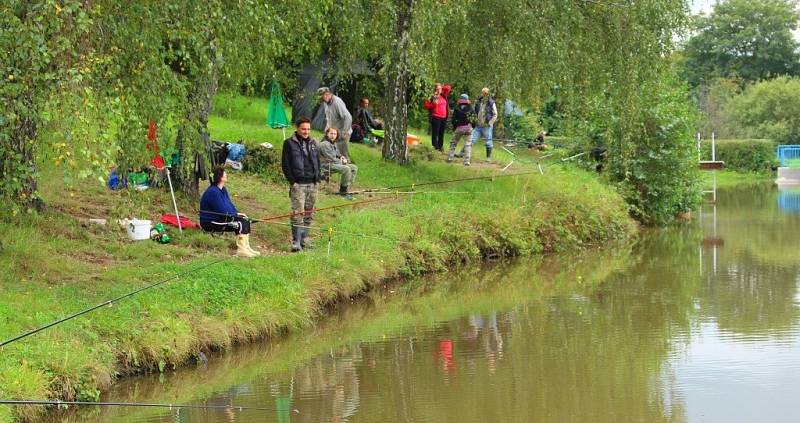 Rybářské závody žen na rybníku Kapřín v Březůvkách