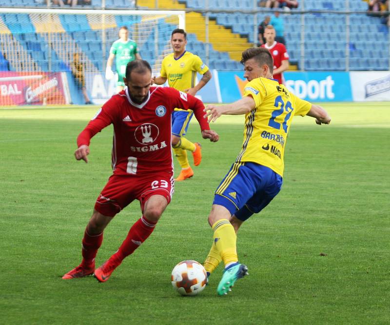 Fotbalisté Fastavu Zlín (ve žlutém) ve 27. kole nejvyšší soutěže nestačili na olomouckou Sigmu. Na snímku Bartošák