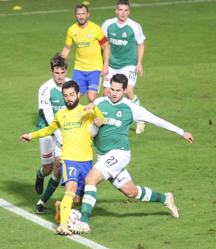 Série tří výher v řadě prvoligových fotbalistů Fastavu Zlín (ve žlutém) v pátek skončila. V rámci 10. kola doma podlehli Jablonci 0:2, který ve druhém poločase využil početní výhodu po vyloučení domácího kanonýra Poznara.