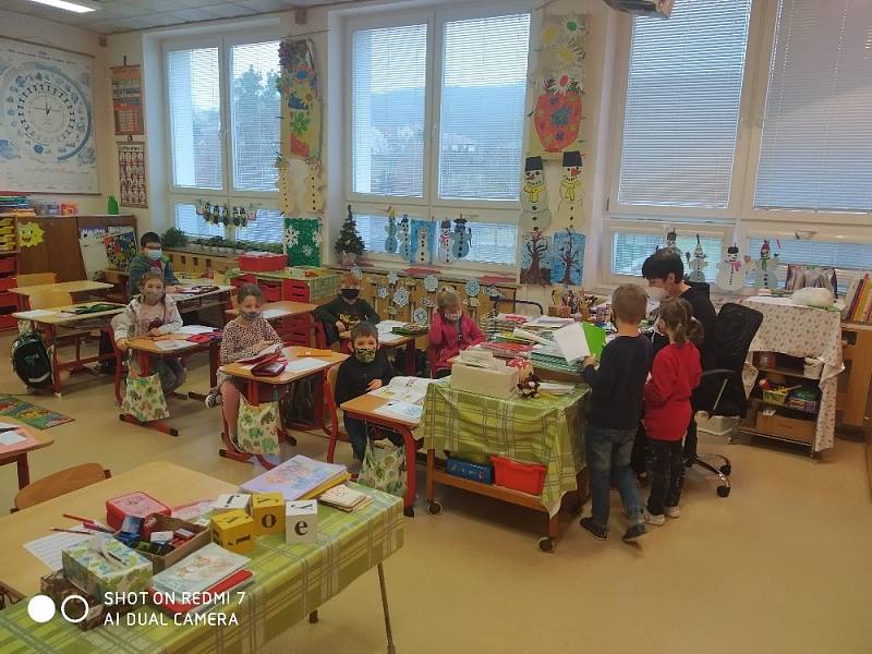 Návrat žáků Základní školy Březnice do školních lavic.