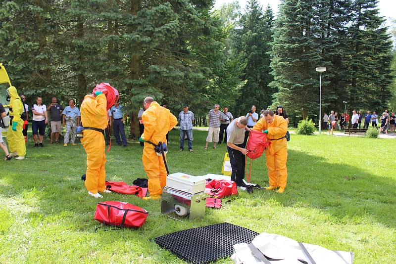 Záchranáři přijíždějí pro pacientku s virem Ebola a transportují do nemocnice Na Bulovce. Zde funguje jediné civilní pracoviště na superspecializované případy infekčních nemocí v České republice. V rámci konference Medicína katastrof si hasiči města Zlína