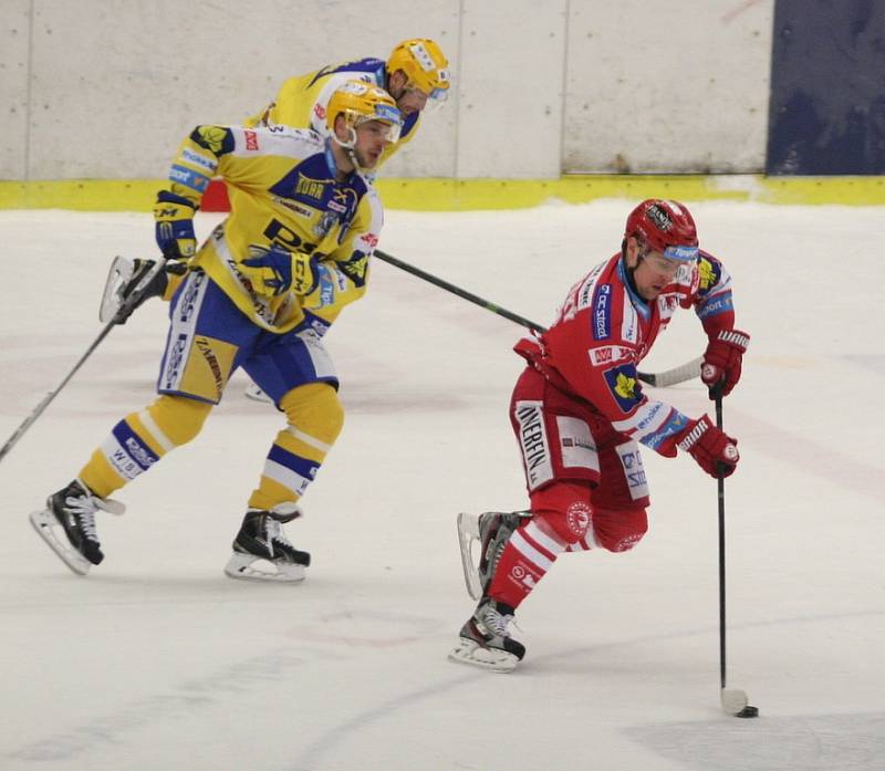 Extraligoví hokejisté Zlína (ve žlutém) v rámci 5. rozhodujícího zápasu předkola play-off v neděli 13. března hostili Oceláře Třinec.