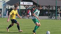 Fotbalisté Újezdu (ve žlutých dresech) zdolali Vysoké Pole 4:2 a před letní pauzou zůstali v čele Ligy4.