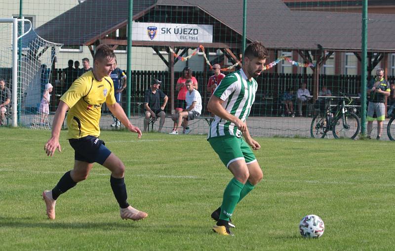 Fotbalisté Újezdu (ve žlutých dresech) zdolali Vysoké Pole 4:2 a před letní pauzou zůstali v čele Ligy4.