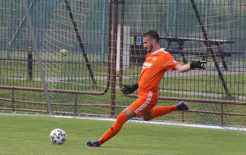 Fotbalisté Luhačovic (ve žlutých dresech) zvítězili na hřišti Sokola Veselá 4:3.