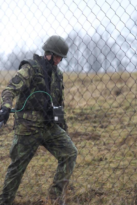 Leden 2016. 300 vojáků a policistů střeží a čistí Vrbětickou bezpečnostní zónu
