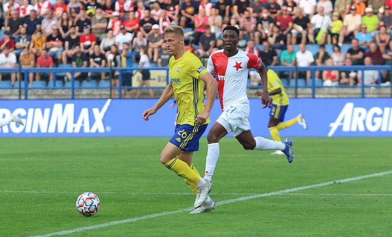 Fotbalisté Zlína (žluté dresy) vstoupili do nové ligové sezony domácím zápasem s pražskou Slavií.