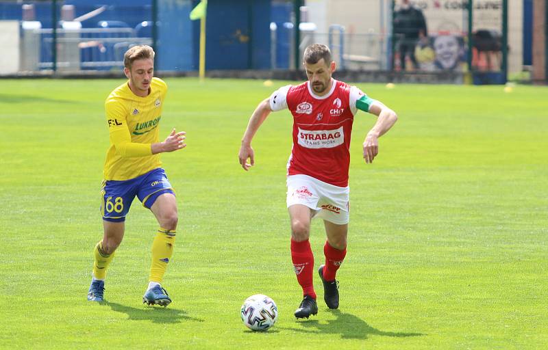 Fotbalisté Zlína (ve žlutých dresech) se ve 29. kole FORTUNA:LIGY utkali s Pardubicemi. Foto: Jan Zahnaš