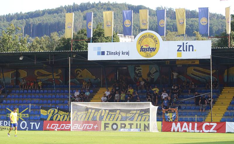 Fotbalisté Zlína (žluté dresy) v 5. kole FORTUNA:LIGY prohráli doma s Olomoucí 1:4.