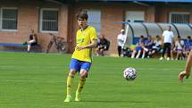 Fotbalisté Zlína B (žluté dresy) v nedělním zápase 29. kole MSFL na Letné remizovali s Frýdkem-Místkem 2:2.