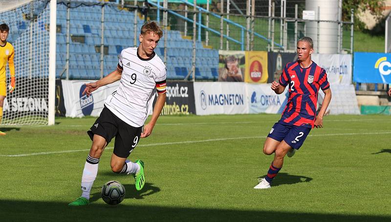 Fotbalisté Německa (bílé dresy) do osmnácti let zdolali na stadionu ve Zlíně Ameriku 2:0