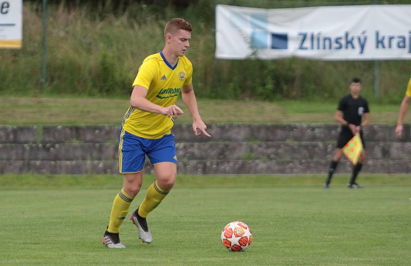 Fotbalisté Slavičína (v modrých dresech) na úvod přípravy zvítězili na Vršavě se Zlínem B 2:1