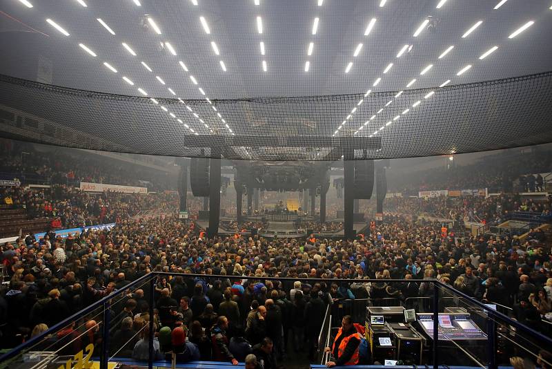 Koncert skupina Kabát na zimním stadionu ve Zlíně.