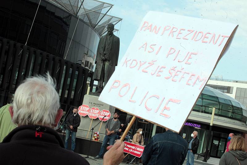 Demonstrace Milionu chvilek pro demokracii, Hrad za hranou ve Zlíně u sochy T.G.M.