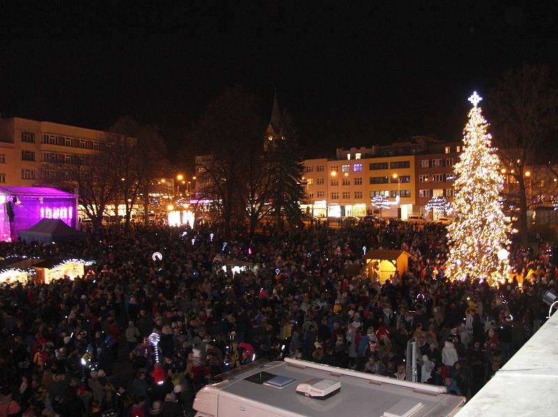 V neděli 1. prosince 2019 slavnostně rozsvítili také vánoční stromeček ve Zlíně na tamním náměstí Míru. Lidé při té příležitosti zaplnili celý střed krajského města.