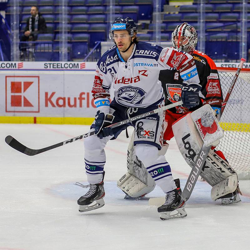 Utkání 39. kola hokejové extraligy: HC Vítkovice Ridera - Mountfield Hradec Králové, 24. ledna 2020 v Ostravě. Na snímku (zleva) Alexandre Mallet, brankář Hradce Králové Marek Mazanec.