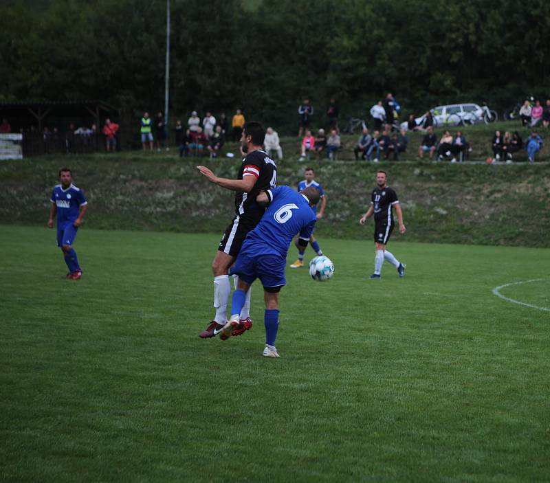 Fotbalisté Březnice (černé dresy) slaví historický postup do semifinále Poháru KFS.