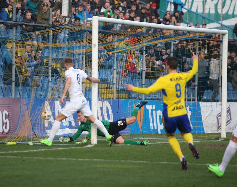 FC Fastav Zlín (ve žlutém) proti Slovácku