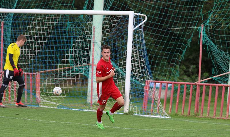 Fotbalisté Kvítkovic (modro-bílé dresy) v Mol Cupu prohráli s Třincem 1:5.