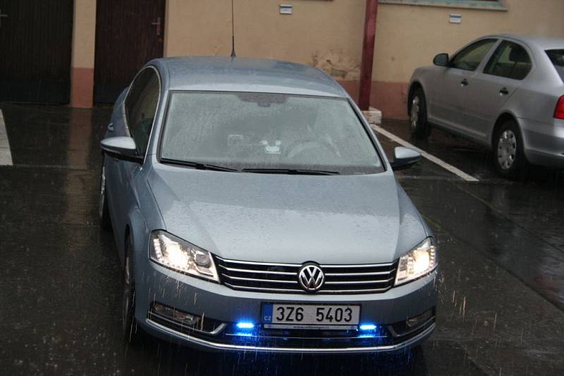 Dva nové policejní Volkswageny Passat 3,6 V6 FSI brází od středy 2. května silnice ve Zlínském kraji. K jeho výbavě patří i moderní radar, který si dokáže posvítit i na piráty silnic.