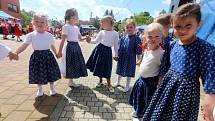 Dětský folklórní festival Májíček. XIII. ročník tradičního česko-slovenského festivalu dětských folklórních souborů před kostelem Panny Marie Pomocnice křesťanů na Jižních Svazích