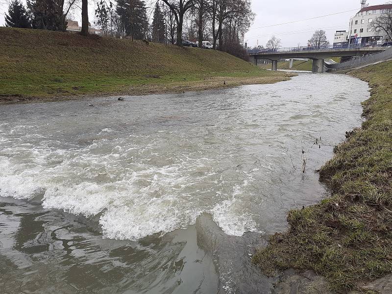 Zakalená Dřevnice vylekala obyvatele Zlína. Podle vodohospodářů nešlo o žádné znečištění.