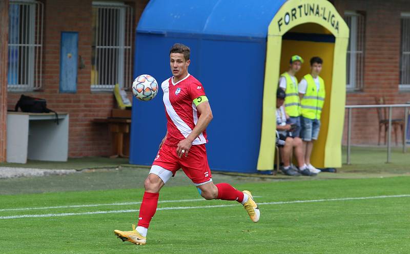 Fotbalisté Zlína B (žluté dresy) v nedělním zápase 29. kole MSFL na Letné remizovali s Frýdkem-Místkem 2:2.