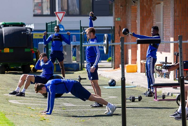 Fotbalisté Zlína se v pondělí dopoledne vrátili zpět na hřiště. Staronová trenérská dvojice Fastavu Bohumil Páník – Jan Somberg svým svěřencům na úvod naordinovala cvičení s míčem i posilování. Foto: FC Fastav Zllín