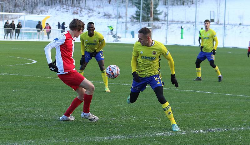 Fotbalisté Zlína (žluté dresy) v sobotním přípravném utkání zdolali Hanáckou Slavii Kroměříž 2:0.