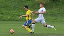 Fotbalisté Zlína B (žluté dresy) remizovali ve 4. kole MSFL s Vyškovem 1:1. Utkání se hrálo v Luhačovicích. Foto: pro Deník/Jan Zahnaš