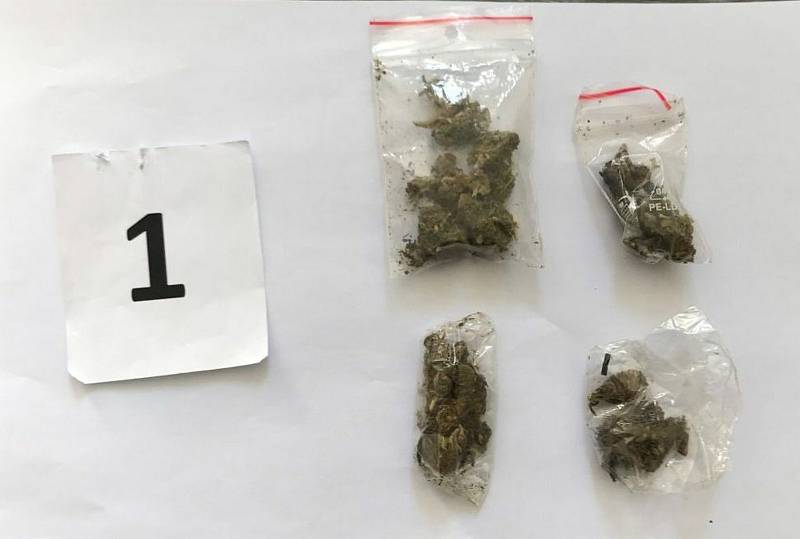 Při kontrole v centru Zlína kriminalisté našli u muže tři injekční stříkačky, které obsahovaly bílou krystalickou látku, sáček s touto látkou o obsahu asi 25 gramů a další čtyři sáčky s rostlinnou hmotou, kterou on sám označil za marihuanu.