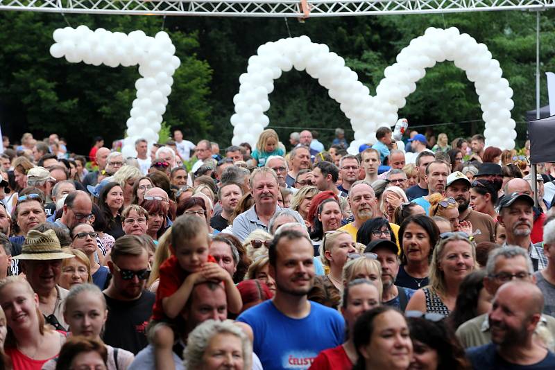 ZLÍN ŽIJE: Velkolepý třídenní festivalPáteční koncert skupiny Fleret u zámku.