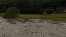 Vytrvalý déšť ve Zlínském kraji zaplavil cesty, zvedl hladiny řek.Řeka Morava nedaleko přístavu Otrokovice.