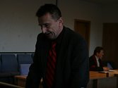 Obžalovaný Pavel Sousedík k soudu přišel s holemi. Mimo onemocnění virem HIV je vážně nemocen, musel prodělat chemoterapie.