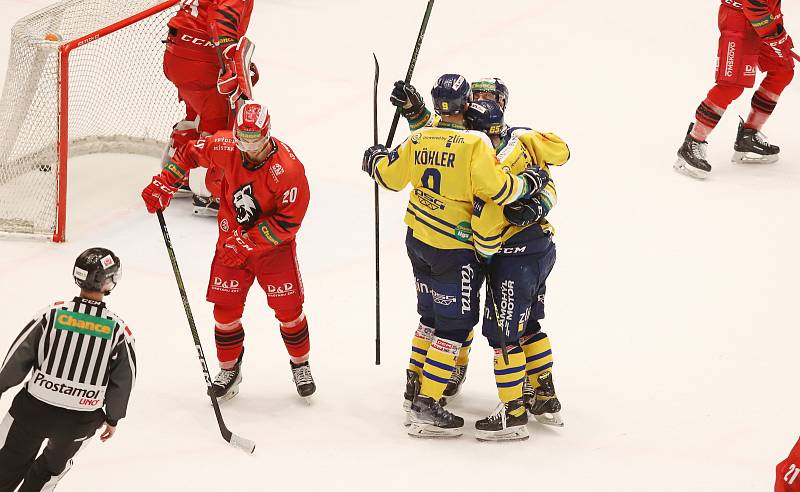 Hokejisté Zlína (žlutomodré dresy) poprvé v sezoně porazili Frýdek-Místek.