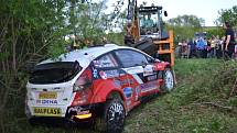 Cenné vítězství si v sobotním druhém podniku RI Okna rallysprint série - Rally Vyškov připsala posádka Martin Vlček se spolujezdkyní Jindřiškou Žákovou. O vítězi rozhodla až smolná havárie do té doby vedoucího Romana Odložilíka dvě rychlostní zkoušky před